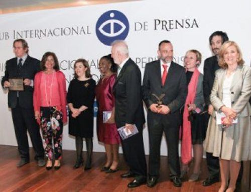 Joaquín Antuña receives the 2013 Cooperation Award from the Association of Correspondents of Latin American Press