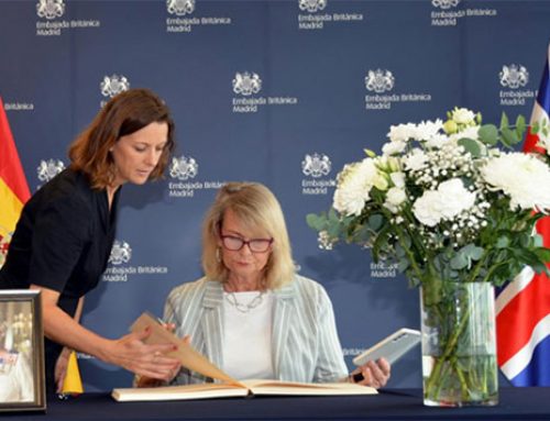 Rosa Olazábal signe le livre de condoléances en mémoire de la Reine Elizabeth II du Royaume Uni